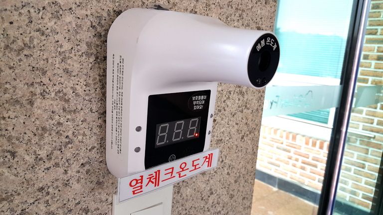폴딩도어 입구 비접촉 체온계