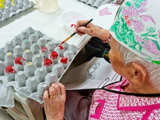 물감으로 물들여요! 계란판 공예 및 미술활동.