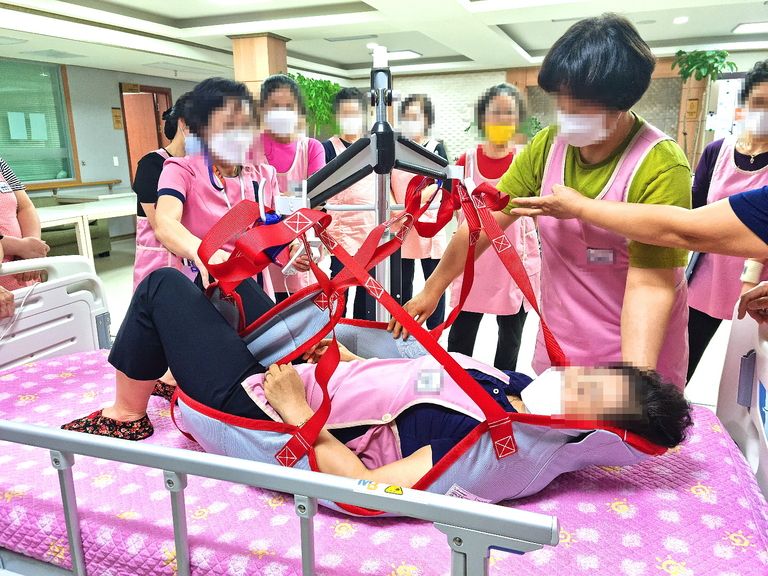 아놀드 휠체어 리프트 슬링 4대 도입.
